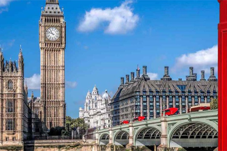 İngiltere'de özel sektörün büyümesi yavaşladı