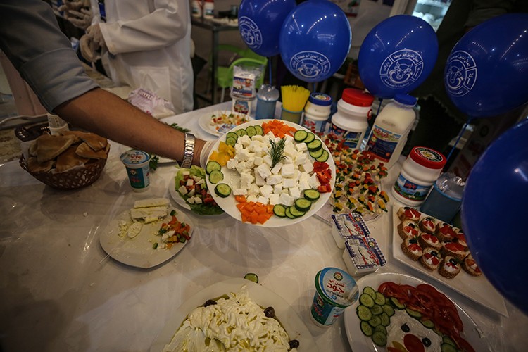 Abluka altında fuar açıldı