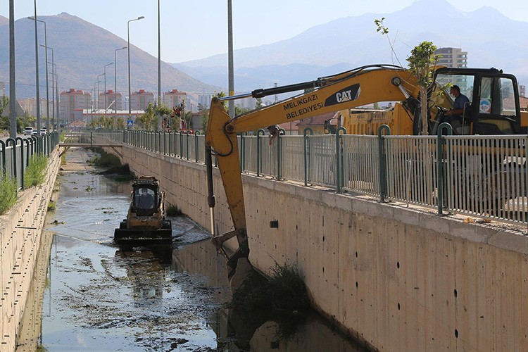 Yağmur suyu kanalları temizleniyor