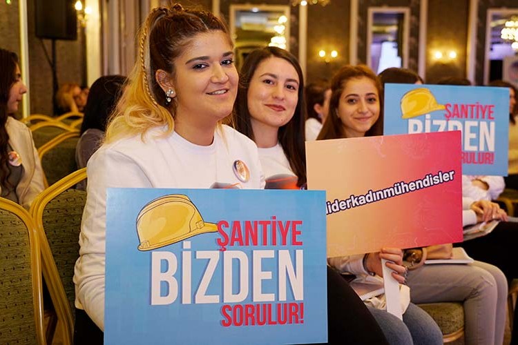 Cam tavanları yıkan kızlar