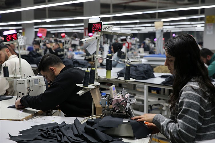 Bitlis'te kurulan tekstil fabrikaları gençlere iş imkanı sağlıyor