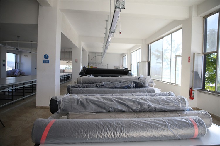Depremzede esnaf için otomatik kumaş kesimhanesi açıldı