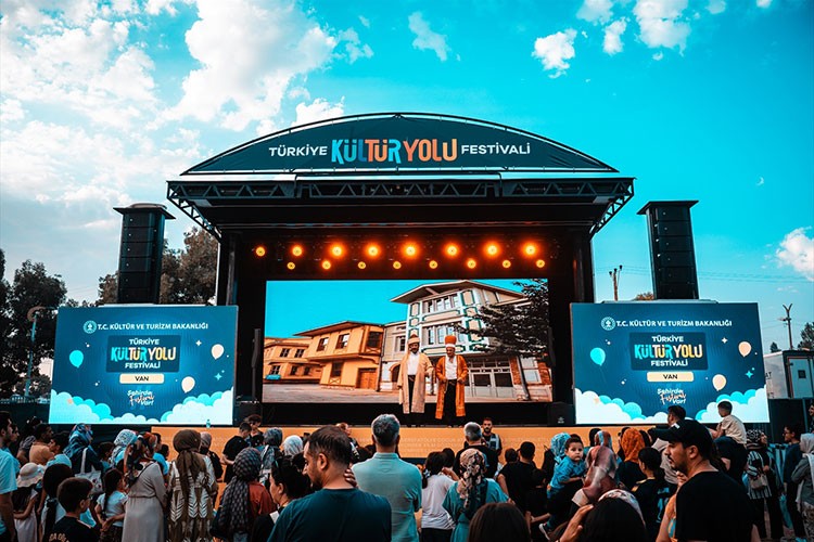 "Van Kültür Yolu Festivali" renkli etkinliklere sahne oluyor