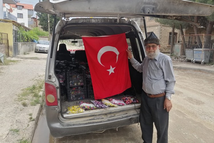 "Elmacı Dede" yetimlere bayramlık ulaştırmak için yola çıkacak