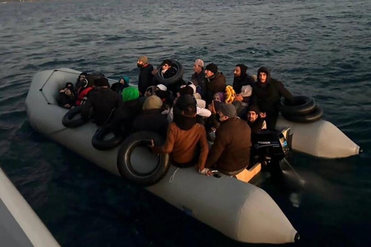 İzmir açıklarında 42 düzensiz göçmen kurtarıldı