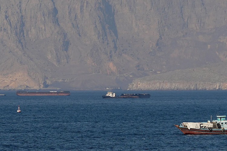 Hürmüz'de gemilere saldırı