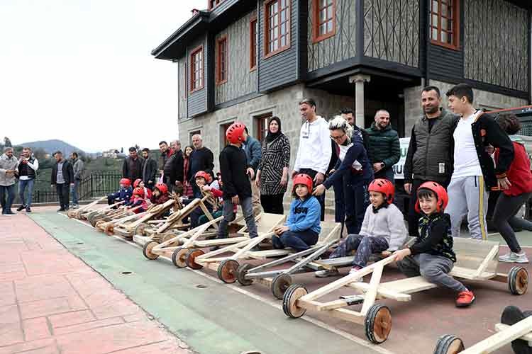 Depremzede çocuklar Rize'da tahta arabalarla moral buldu