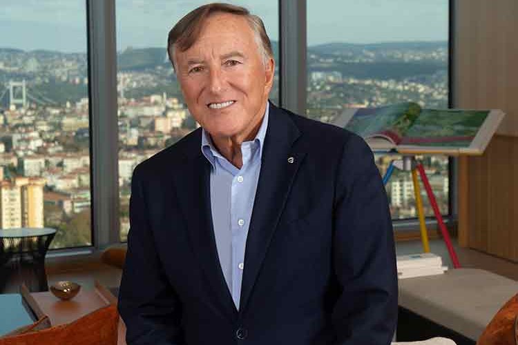 Bülent Eczacıbaşı "Aklımızda Bulunsun"u Storytel için seslendirdi