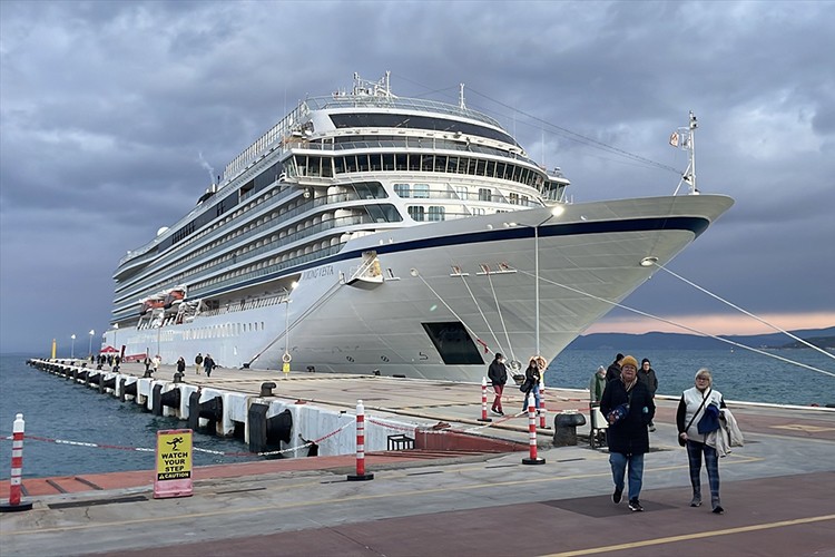 Kuşadası'na yeni yılın ilk kruvaziyeri geldi