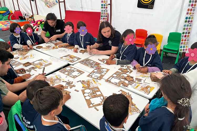 Hatay'da Depremzede Çocuklara Moral Oldu