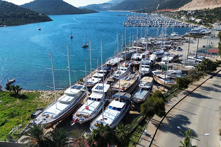 Antalya'daki turistik tekneler yaz sezonu için gün sayıyor