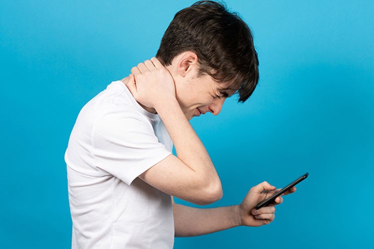 Tekno boyun hastalığı omurga sağlığını tehdit ediyor