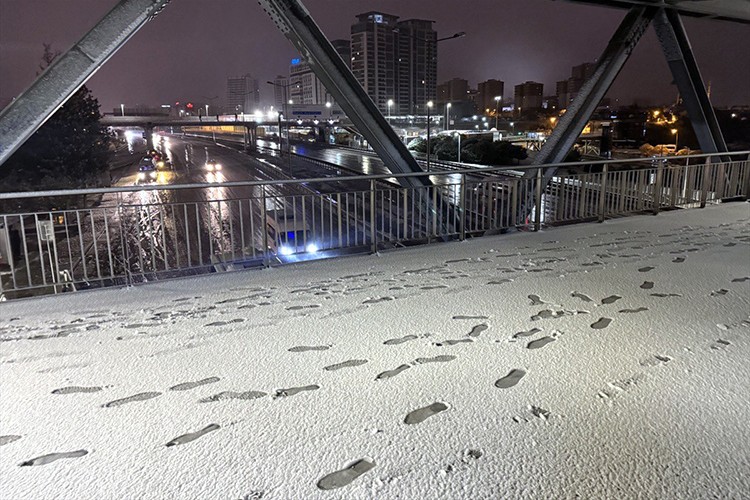 İstanbul'a mevsimin ilk karı yağdı