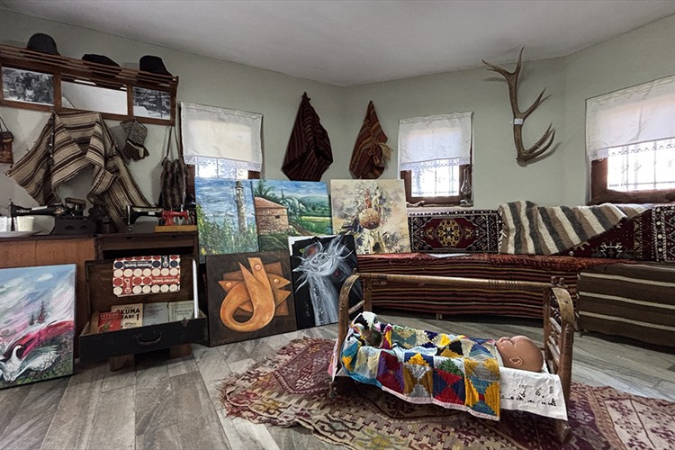 Emekli öğretmen, evinin garajında 4 bin eser sergiliyor