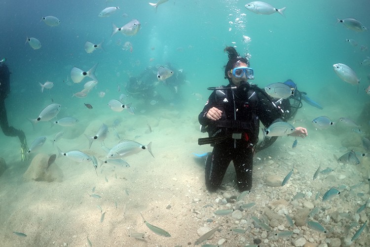 14 yaşındaki depremzede, 23 Nisan'ı su altında kutladı
