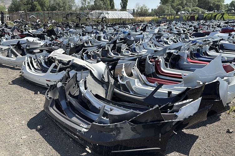 Hurda araçların tamponları, mobilya aksesuarına dönüştürülüyor