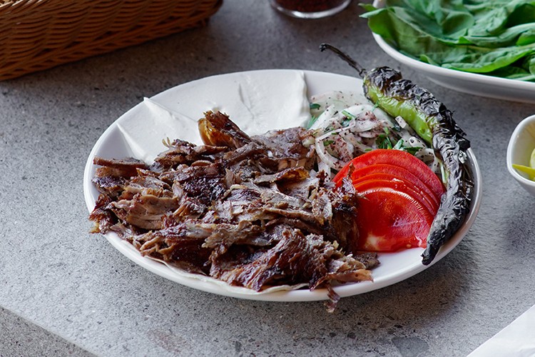 Cezayir Usta'nın odun ateşinde yatık döneri Terminal Kadıköy'de