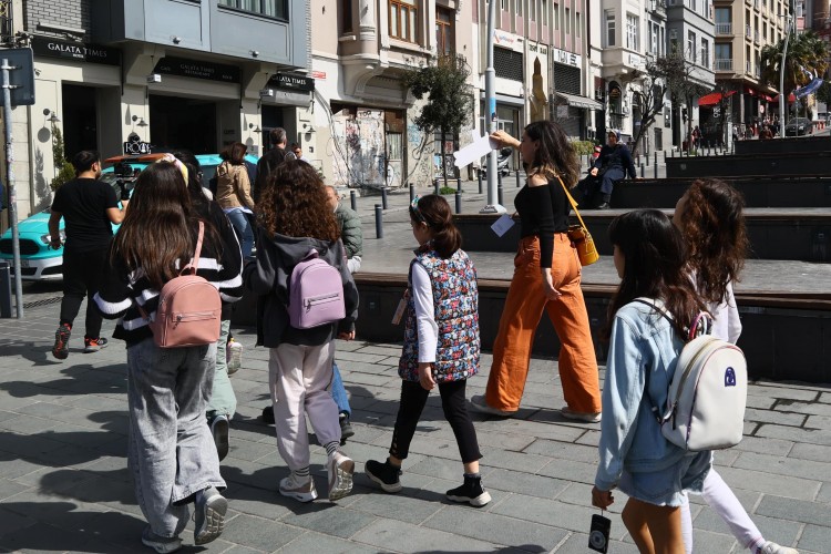 KIZ ÇOCUKLAR SKECHERS İLE