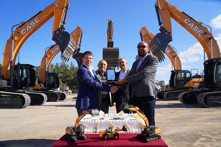 TürkTraktör'den Cacimler İnşaat'a 35'inci İş Makinesi Teslimatı