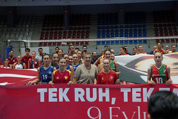 Kadın voleybol takımları İzmir'in kurtuluşunu kutladı