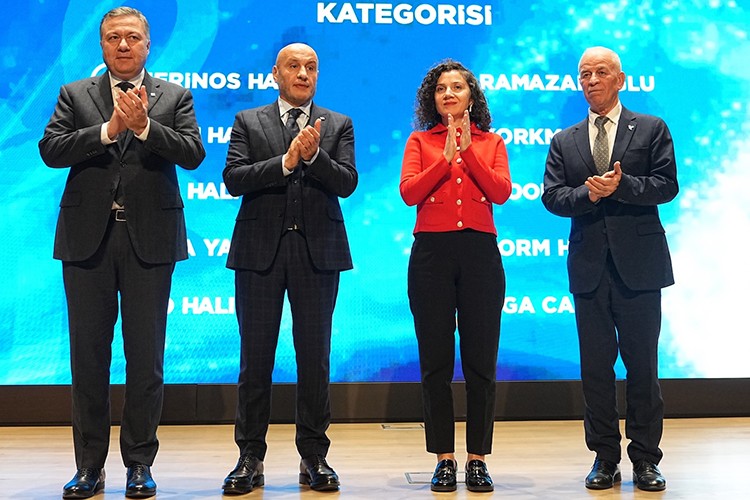 Halı sektörünün ihracatına katkı sağlayan firmalar ödüllerini aldı