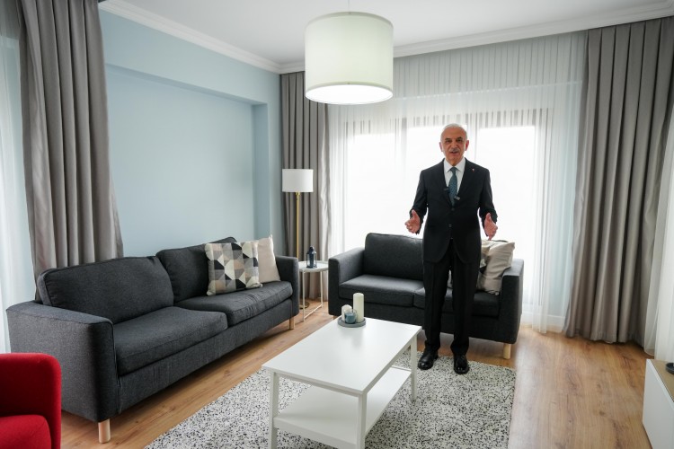 Ümraniye'de Başkan Yıldırım kentsel dönüşüm alanında örnek daireleri hak sahiplerine tanıttı