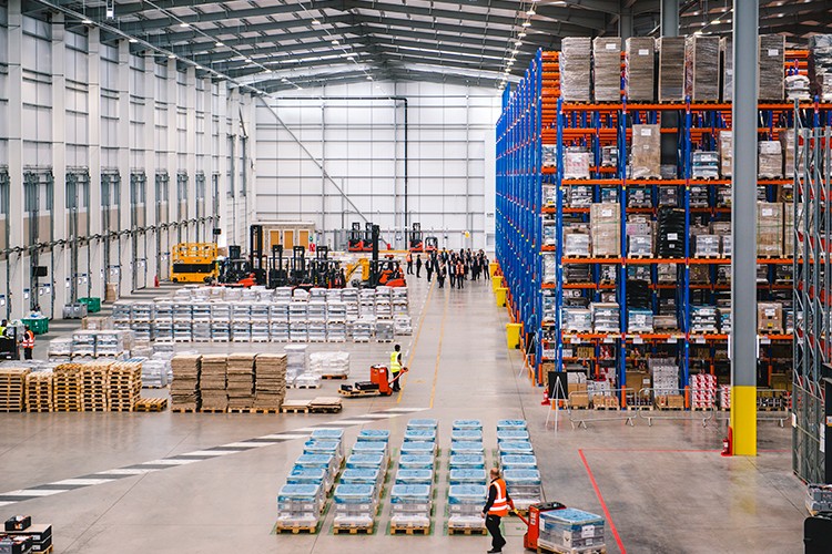 İngiltere'deki dev lojistik tesisini hizmete açtı