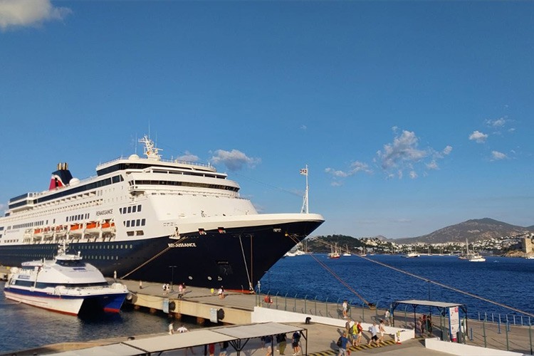 Bodrum'a "Renaissance" kruvaziyeri ile 440 yolcu geldi