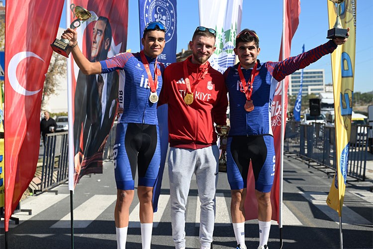 Edirne'de 15. Cumhuriyet Kupası Bisiklet Yol Yarışı düzenlendi