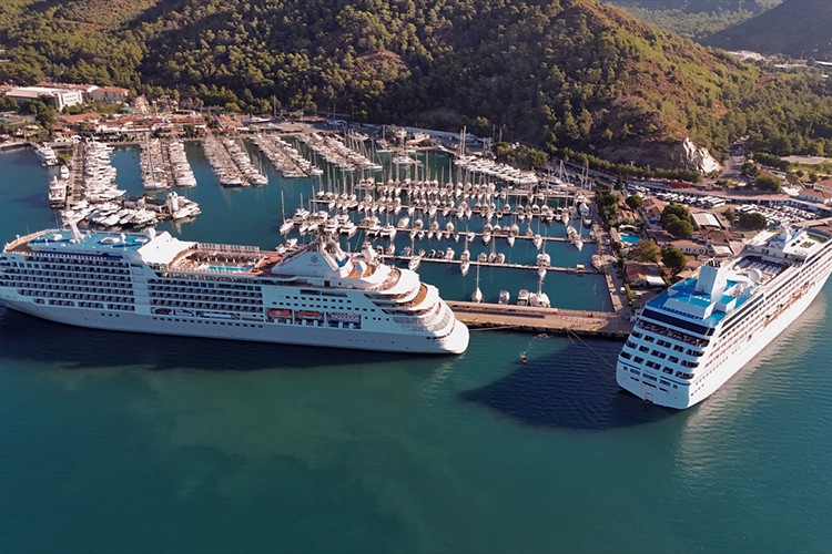 Marmaris'e iki kruvaziyerle 1203 turist geldi
