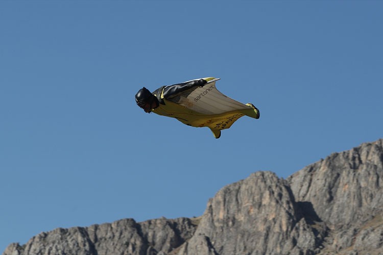 Erzincan'da "yarasa kanat" atlayışı nefesleri kesti