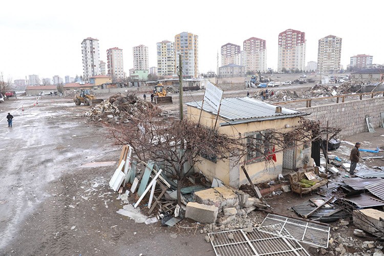 Enkazcı esnafı yeni yerine taşınıyor