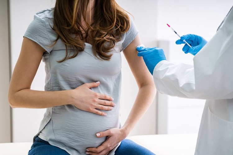 Hamilelikte anneye yapılan aşı yenidoğanı da koruyor