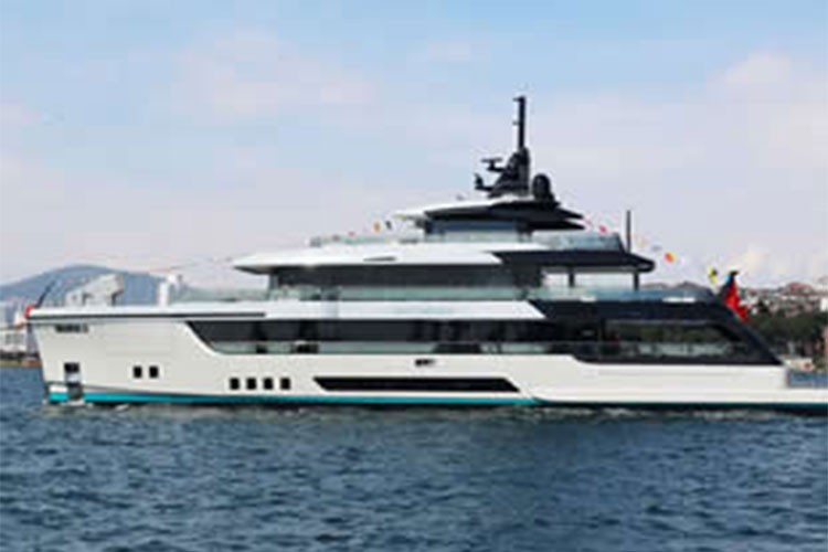 Mengi Yay Serenissima II'yi denize indirdi