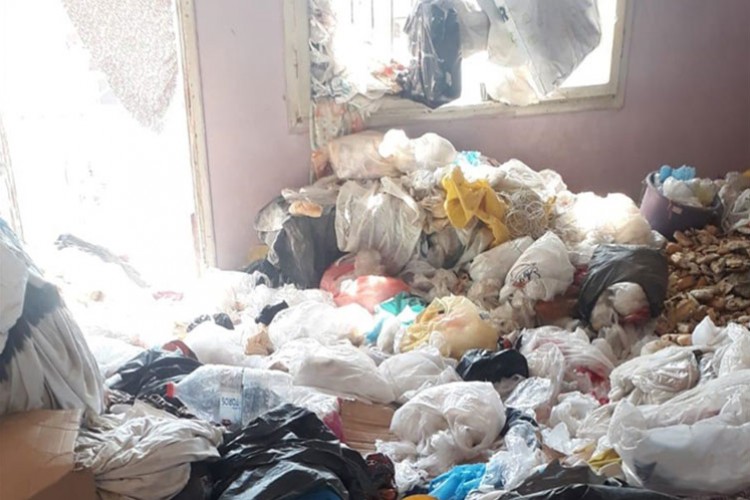 Adana'da bir evden 15 kamyon çöp çıktı