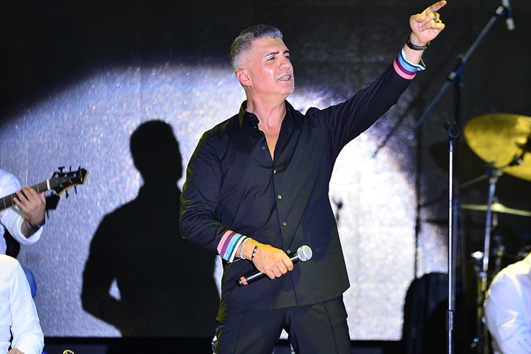 Özcan Deniz hayranları kapıdan döndü