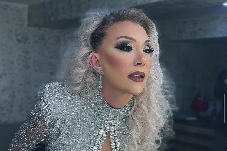 Ünlü şarkıcı Güllü evinin balkonundan düşerek hayatını kaybetti