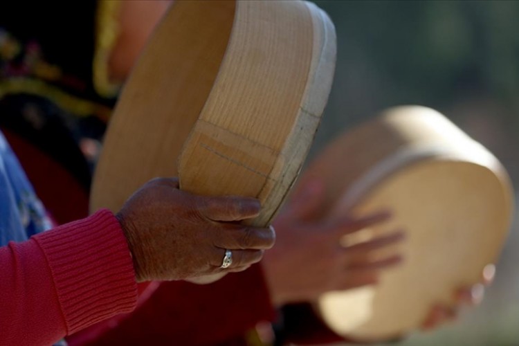 Fethiyeli kadınlar şarkıları "delbek" eşliğinde seslendiriyor