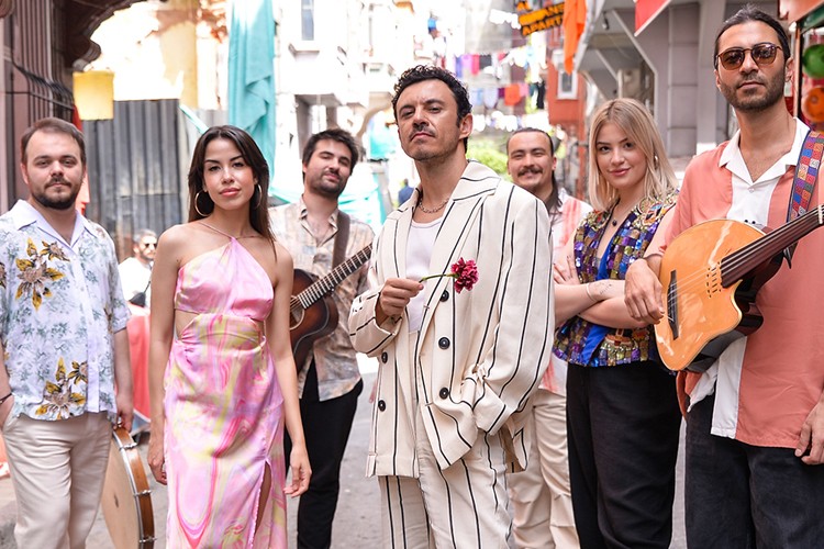 Şarkıcı Buray'dan 4 günde 2 klip