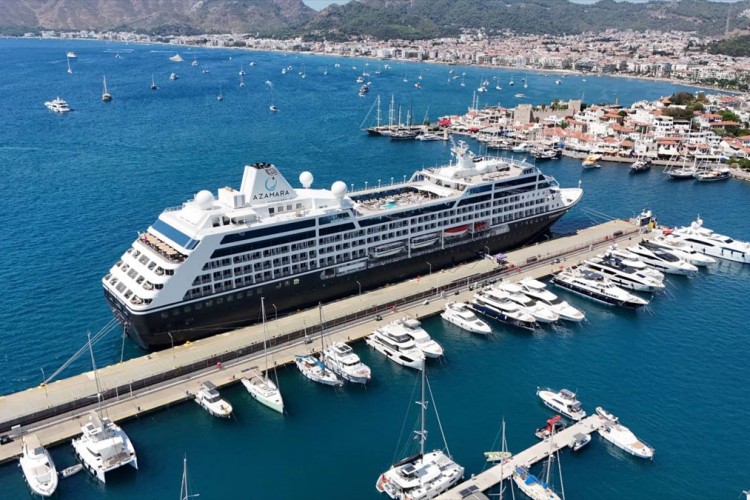 Marmaris'e iki kruvaziyer 930 yolcu getirdi