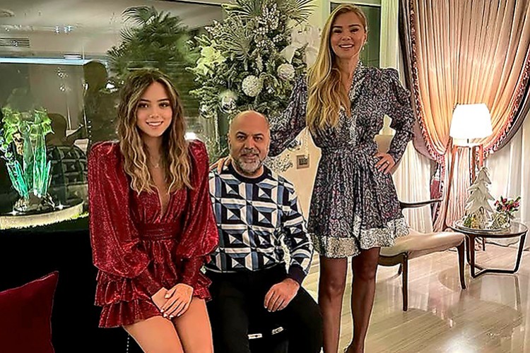 Ayaydın Ailesi 2022'yi Evlerinde Karşıladılar…