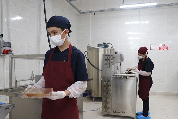 Liseli şefler çikolata üretiminden 3 ayda 500 bin lira gelir sağladı