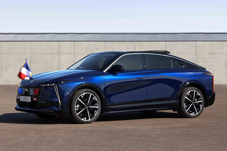 Fransa Zafer Günü'nde sahneye çıktı