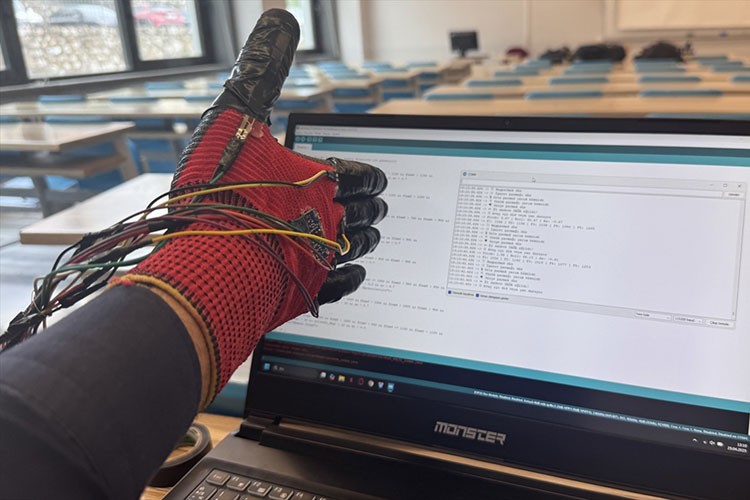 Engelli bireyler için "akıllı iletişim eldiveni" geliştirildi