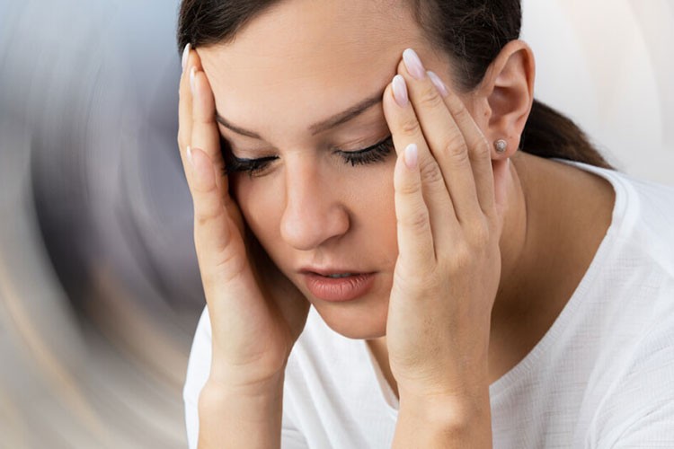 Denge kaybıyla seyreden baş dönmesi vertigo belirtisi olabiliyor