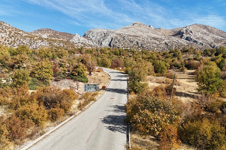 Nemrut Dağı eteklerinde sonbahar renkleri hakim oldu