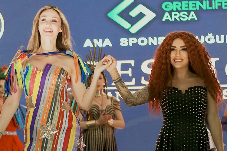 Demet Şener'den 250 fermuarlı elbise