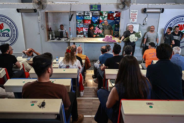 Çukurova'daki çiçek mezatları ve seralar "Anneler Günü" öncesi hareketli