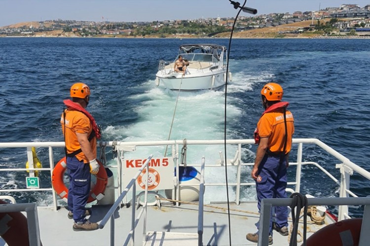 Gürpınar açıklarında sürüklenen tekne kurtarıldı