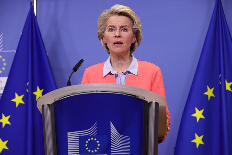 AB, Rus uçaklarına hava sahasını kapatıyor